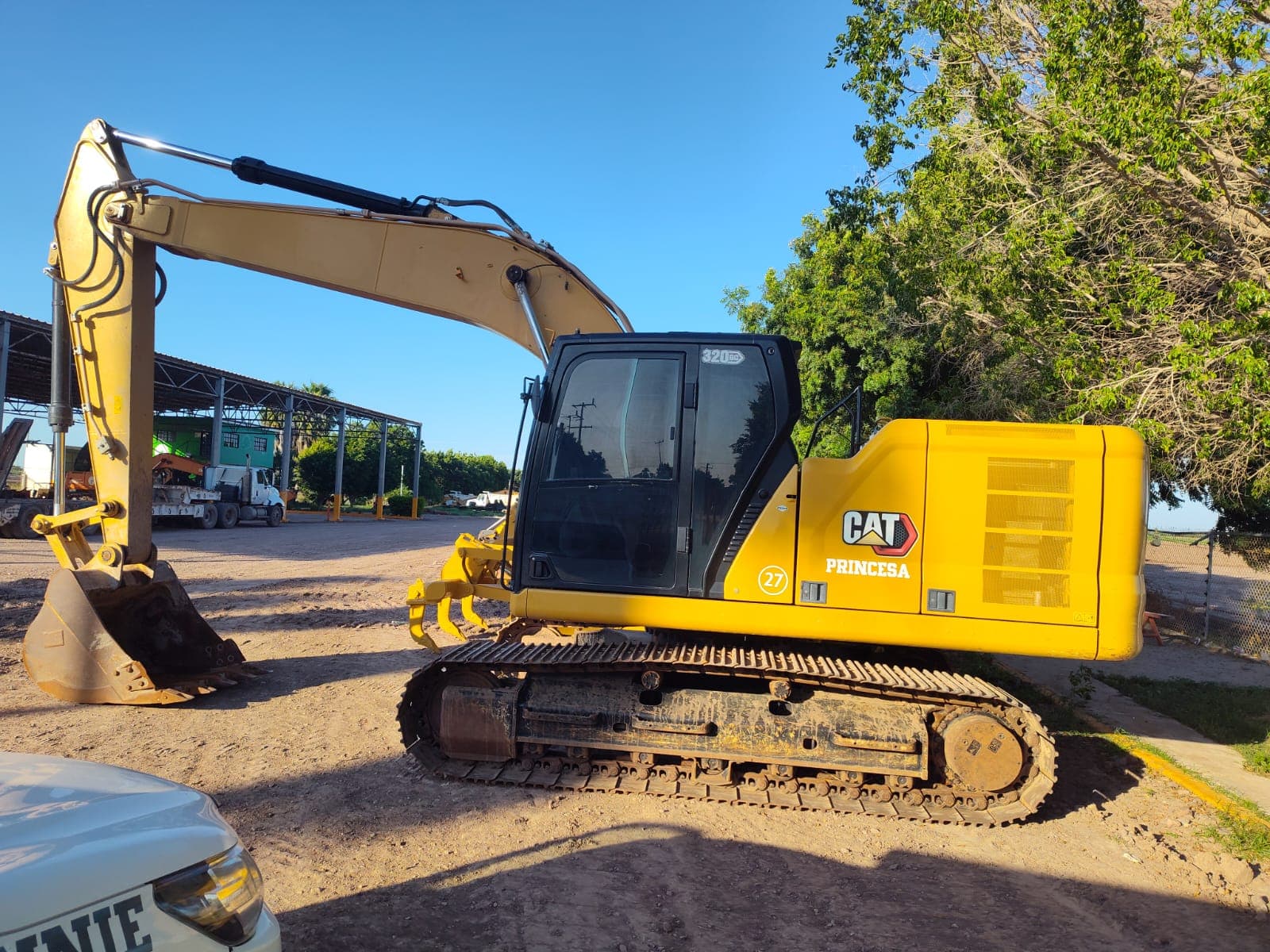 Excavadora CAT 320GC — exterior